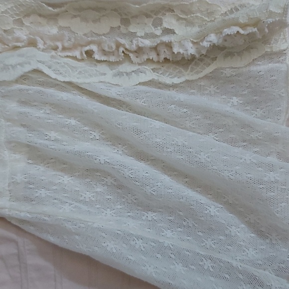 Monteau Lace Top - Picture 4 of 5